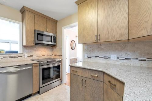 93 Fenimore St, Valley Stream NY 11580-3408 exterior