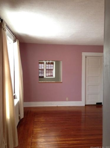 87 St, Windsor CT 06095-2408 exterior