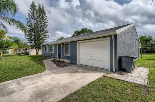 2029 Hideaway Cir, Fort Pierce FL 34952-4801 exterior