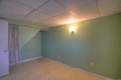 18 Comstock Ave, Uncasville CT 06382-2603 exterior