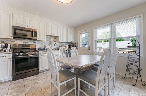 1 Charles Ct, Edison NJ 08820-2818 exterior