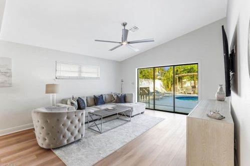 827 102 Ave, Naples FL 34108-3214 exterior