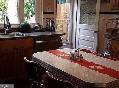 912 Catharine St, Philadelphia PA 19143-2624 exterior