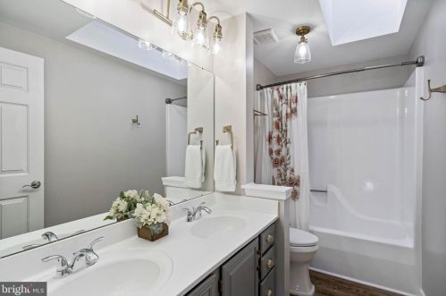 12524 Misty Water Dr, Herndon VA 20170-5702 exterior