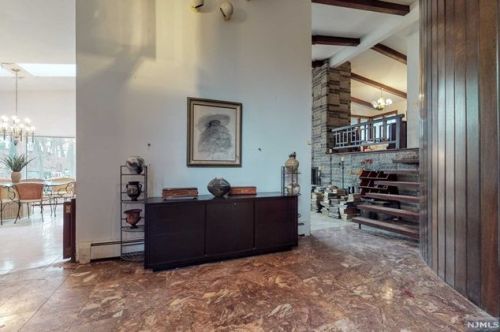 25 Sparrowbush Rd, Upper Saddle River NJ 07458-1420 exterior