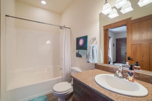 4881 Trails End Dr, Duluth MN 55811-3690 exterior