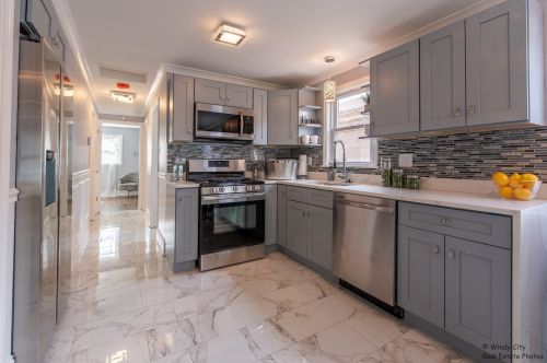 8621 Yates Blvd, Chicago IL  60617-2319 exterior