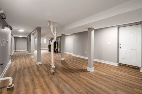 6804 Champlain Ave, Chicago IL 60637-4115 exterior