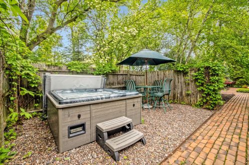 7644 Bch Dr, Milwaukee WI 53217-2930 exterior