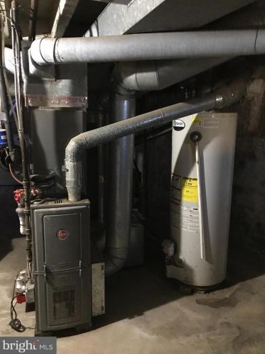 220 Plum St, Lancaster PA  17602-2724 exterior