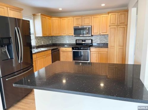 30 Legend Hills Dr, Edgewater NJ  07020-2124 exterior