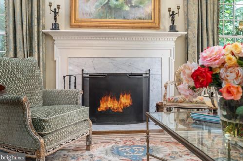 1250 Daleview Dr, Mc Lean VA 22102-1538 exterior