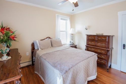 27 Peckham Ave, Middletown RI 02842-5731 exterior