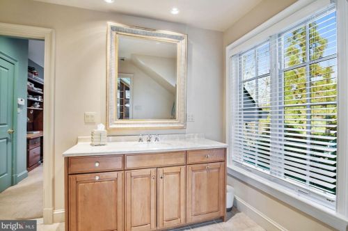 896 Alvermar Rdg Dr, Mc Lean VA 22102-1439 exterior