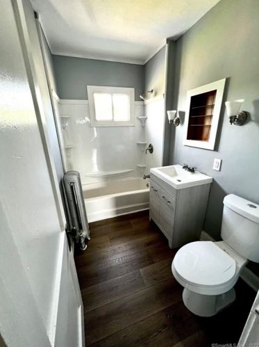 8 Mtn Vw Ave, Enfield CT 06082-3640 exterior