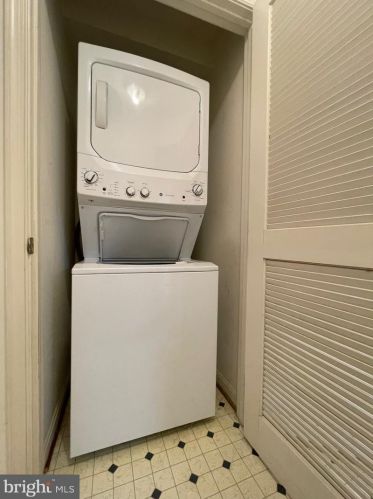 645 Constellation Sq, Leesburg VA  20175-4076 exterior