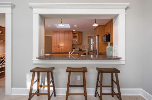 31 Crst Rd, Norwalk CT 06853-1207 exterior