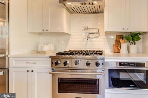 3025 Dent Pl, Washington DC 20007-2916 exterior