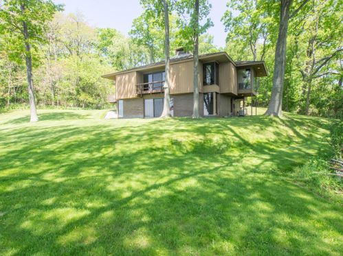 300 Cir Dr, Meskegon MI 49445-2712 exterior