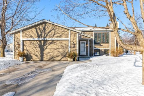 594 Kassel Ln, Chaska, MN 55318-1496