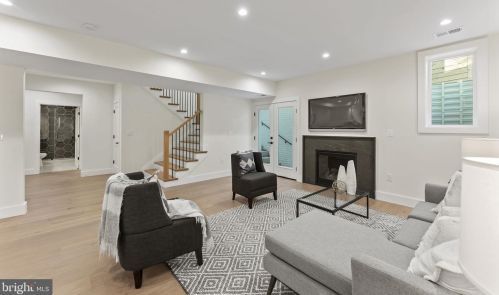 1327 Mayflower Dr, Mc Lean VA 22101-3405 exterior