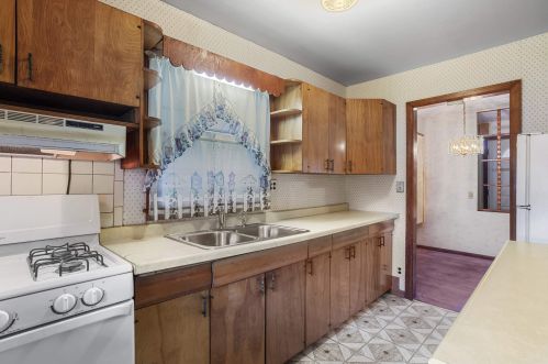 5356 49, Milwaukee WI 53208-1105 exterior