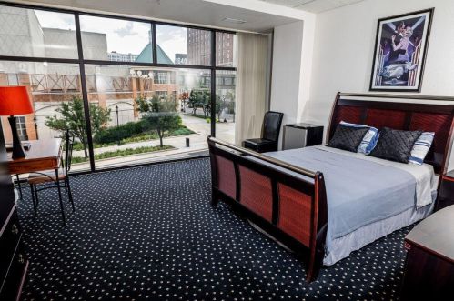 606 Wisconsin Ave, Milwaukee WI 53202-4600 exterior