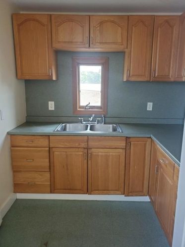 8 Ledyard St, Middletown RI 02840-1828 exterior