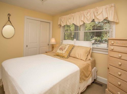 151 Allston Ave, Middletown RI 02842-5803 exterior