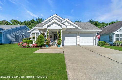 624 Bedford Ln, Lakehurst, NJ 08759-4646