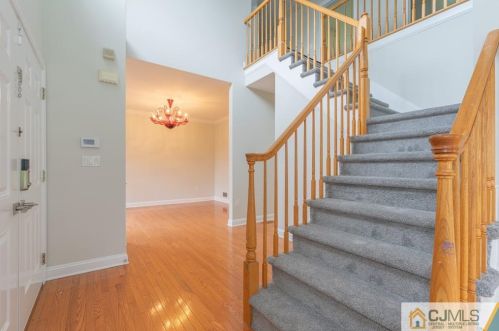 33 Melbloum Ln, Edison NJ  08837-2780 exterior