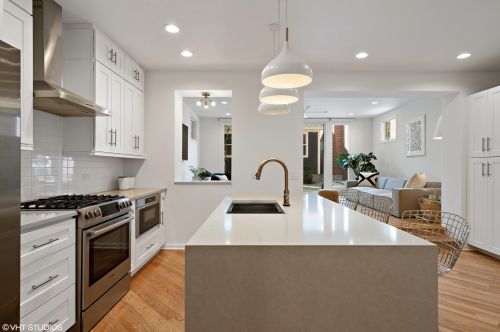 2710 Bosworth Ave, Chicago IL 60642-8062 exterior