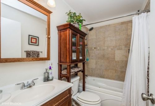 1615 Touhy Ave, Chicago IL  60626-2559 exterior