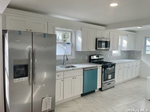 36 Vondran St, Huntington Station, NY 11746-2548