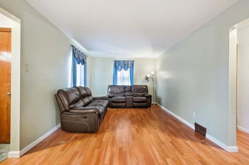 432 Jenne Dr, Pittsburgh PA 15236-2422 exterior