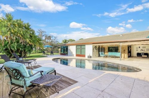 615 Carica Rd, Naples FL 34108-2642 exterior