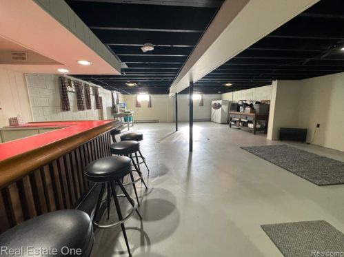 2853 Emmons Ave, Rochester MI 48307-4725 exterior