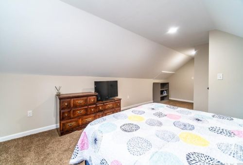 166 Giddings Ave, Windsor CT 06095-3744 exterior