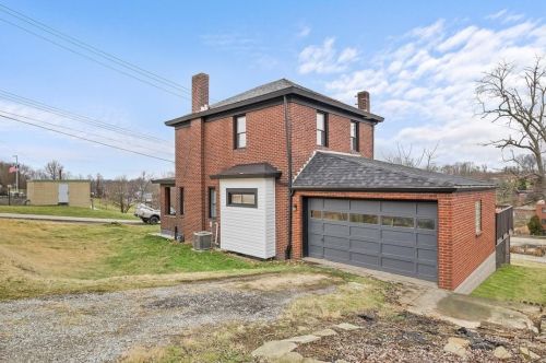 109 Rhodes Ave, Pittsburgh PA  15220-2615 exterior