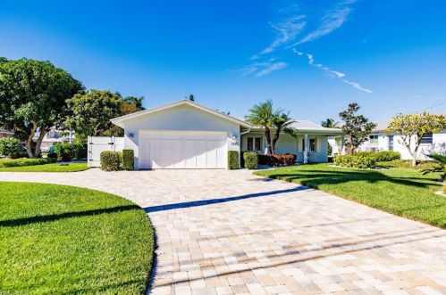 1590 Sandpiper St, Naples FL 34102-1504 exterior