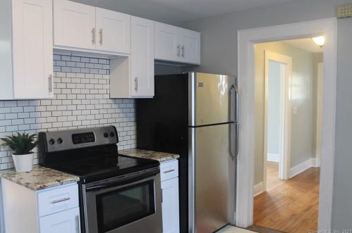 275 Main St, Windsor Locks CT 06096-0025 exterior