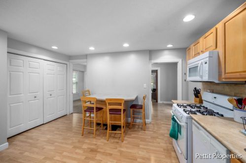 963 Knapp St, Grand Rapids MI 49505-4419 exterior