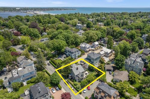 21 Catherine St, Middletown RI 02840-3232 exterior