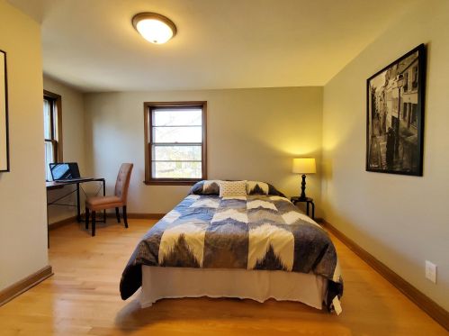 1631 Chateau Pl, Milwaukee WI 53217-6022 exterior