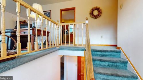 984 Log College Dr, Warminster, PA 18974-1806