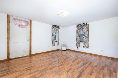 3 St, Windsor Locks CT 06096-1357 exterior