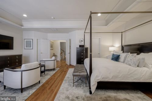 1456 Harvest Xing Dr, Mc Lean VA 22101-5651 exterior