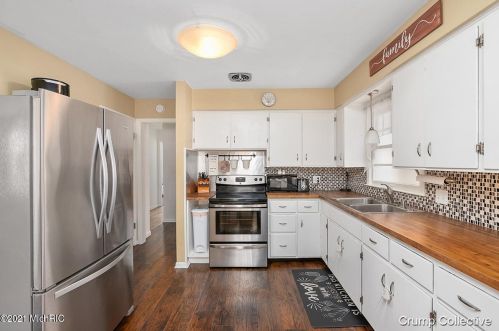 1062 Lockridge Dr, Grand Rapids MI 49505-4841 exterior