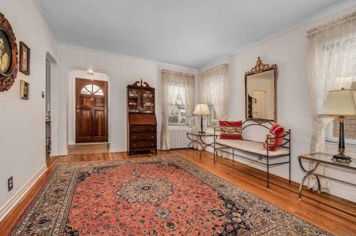 73 Gates Ave, Valley Stream NY 11580-3206 exterior