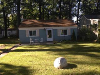 5050 Grover Dr, Brighton Twp, MI 48116-9713